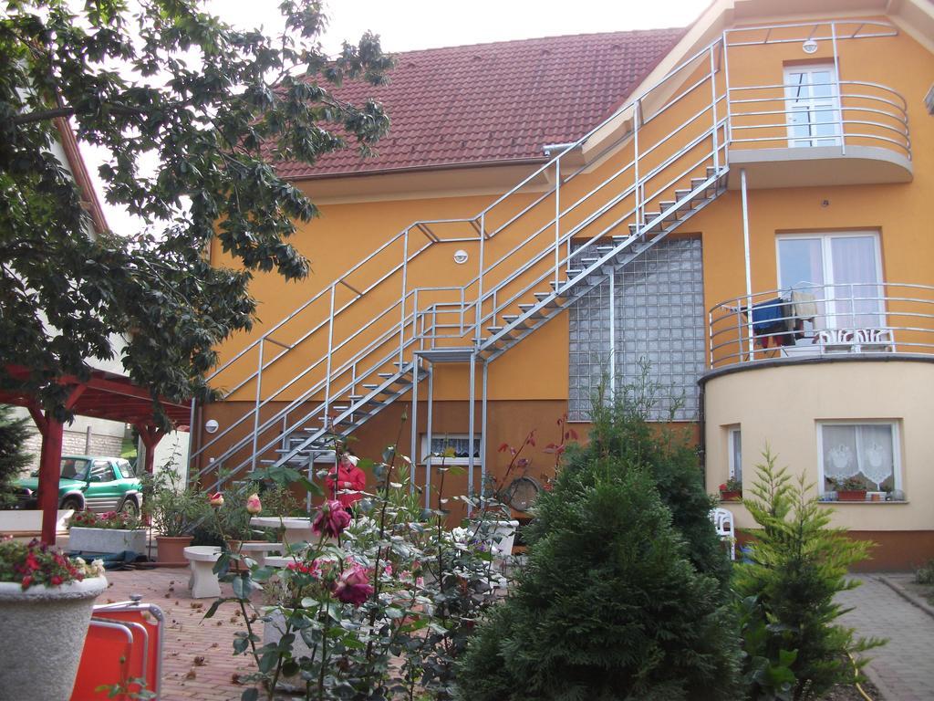 Jobor Vendeghaz Hotell Győrújbarát Exteriör bild