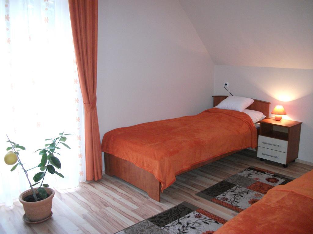 Jobor Vendeghaz Hotell Győrújbarát Rum bild
