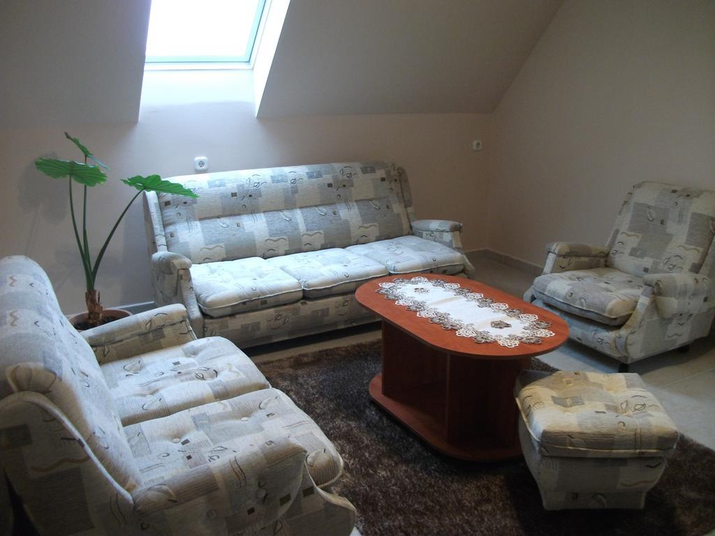 Jobor Vendeghaz Hotell Győrújbarát Exteriör bild
