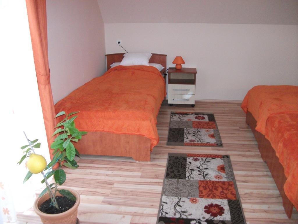 Jobor Vendeghaz Hotell Győrújbarát Rum bild